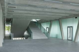 2. Obergeschoss: Gemeinschaftszone mit gegenläufiger Treppenanlage (© Hannes Henz, Zürich)